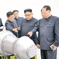 金正恩（右二）曾視察可裝上洲際彈道導彈的氫彈頭。（資料圖片）