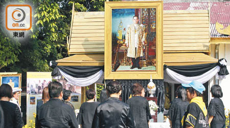 大批居港泰國人昨到元朗泰國佛堂獻花，向蒲眉蓬最後致敬。（羅錦鴻攝）
