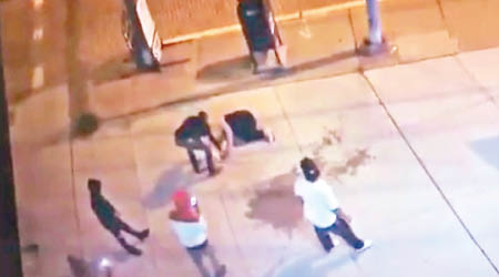 美國賓夕凡尼亞州匹茲堡一名女子，早前在街上被人拳打腳踢。