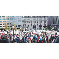 大批示威者聚集，聲稱要驅逐郭文貴出美國。（互聯網圖片）