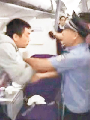 李磊（左）與警員推撞。（互聯網圖片）