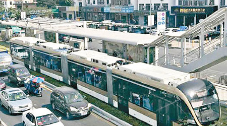 龍華有軌電車與一般車輛共享路權。（互聯網圖片）