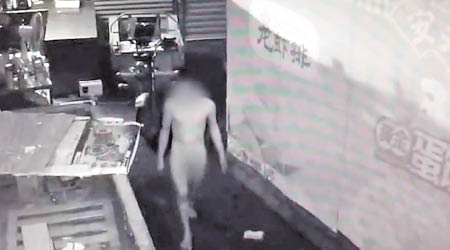 閉路電視拍下楊男全裸潛入店內偷竊的畫面。