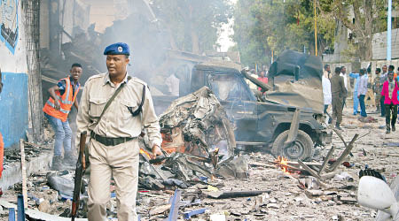 摩加迪沙有酒店外發生汽車炸彈襲擊。（美聯社圖片）