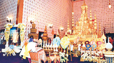 佛齊拉隆功帶領皇室成員供奉亡父的骨灰。（泰國皇室圖片）