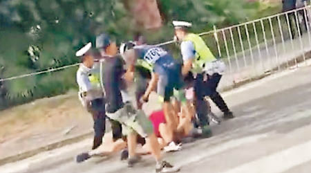 中國車手毆打瑞士工作人員，警員上前制止。（互聯網圖片）