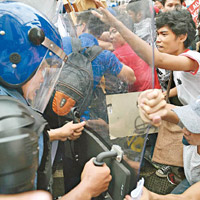 示威者與警方發生衝突。