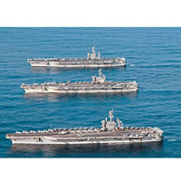 尼米茲號（上）、列根號（中）及羅斯福號（下）於美韓軍演中並排航行。