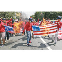 馬尼拉有示威者焚燒美國國旗。（美聯社圖片）