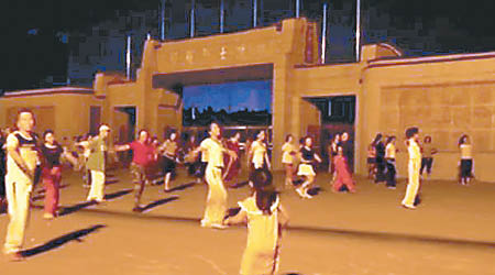 鄭州烈士陵園有市民跳廣場舞。（互聯網圖片）