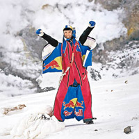 羅佐夫曾多次打破最高定點跳傘世界紀錄。