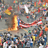 馬拉尼市內有民眾焚燒美國國旗抗議。（美聯社圖片）