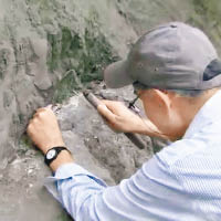 研究人員在養老溪谷的「千葉期」地層勘探。