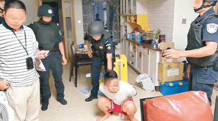 廣州警方破獲一個涉黑犯罪集團，有疑犯被擒。（中新社圖片）