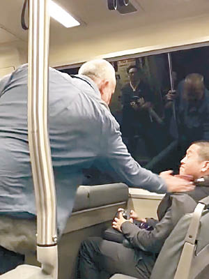 白人男子（左）辱罵及掌摑亞裔男乘客（右）。（互聯網圖片）
