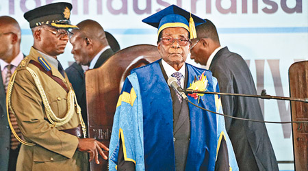 穆加貝（前右）出席津巴布韋公開大學的畢業禮。（美聯社圖片）