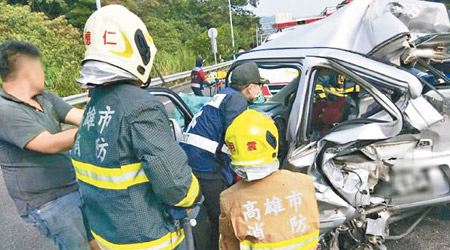 國道三號南下高雄燕巢段發生奪命車禍，消防員拯救私家車內乘客。（互聯網圖片）