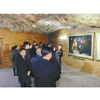宋濤參觀韓戰時間中方的指揮設施。