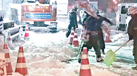 北海道遭寒流吹襲，路面有厚厚積雪。（電視畫面）