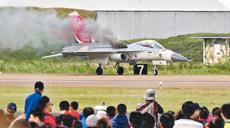 經國號戰機表演時冒黑煙，幸其後順利降落。（中時電子報圖片）