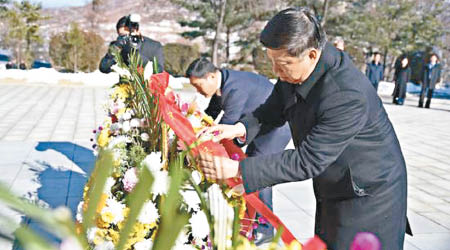 宋濤訪問北韓期間，曾到平安南道檜倉郡的中國人民志願軍烈士陵園獻花及默哀。（互聯網圖片）