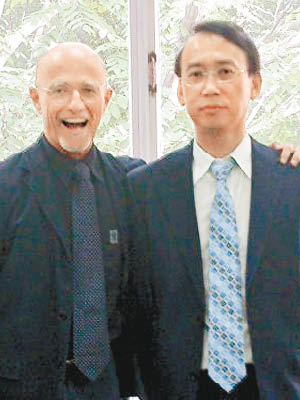 任曉平（右）早前與意大利神經學家卡納韋羅（左）合作進行手術。（資料圖片）