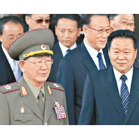 黃炳誓（前左）在崔龍海（前右）的主導下被肅清。（資料圖片）