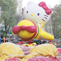 Hello Kitty巨型氣球難得在鬧市中與民眾見面。（美聯社圖片）