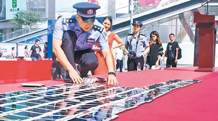 深圳警方早前起出大批被盜手機。（資料圖片）