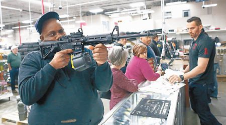 大量民眾趁黑色星期五減價買槍。（美聯社圖片）