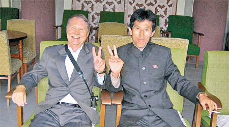 伯里什（左）當年似乎享受在北韓的旅遊體驗。（互聯網圖片）