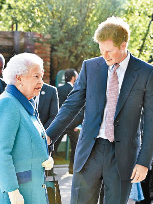 消息指英女王（左）早前向內部公布哈利王子（右）的婚訊。（資料圖片）