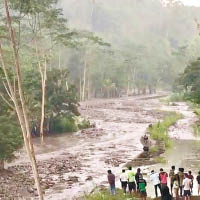村民望着湧入河流的冷岩漿。（互聯網圖片）