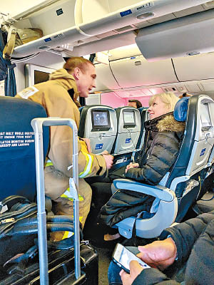 救護人員上機將不適乘客帶下機治療。（互聯網圖片）