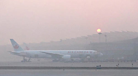 北京經常受到霧霾侵襲，圖為北京機場。（資料圖片）