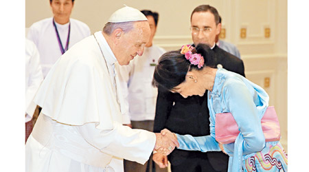 教宗與昂山作歷史性握手。