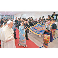 緬甸民眾歡迎教宗。