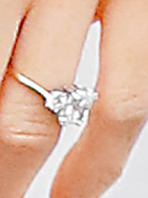 有指梅根手上的訂婚戒指，其中兩顆鑽石是戴妃的遺物。