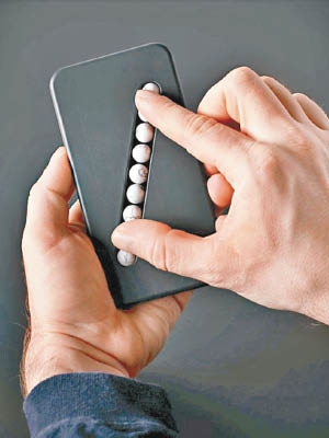 用家轉動嵌在盒子上的小石子，就可以減少潛意識查看手機的壞習慣。（互聯網圖片）