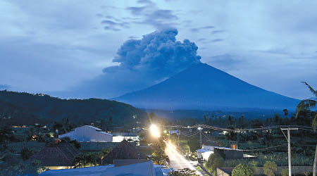 阿貢火山持續噴出火山灰。（美聯社圖片）