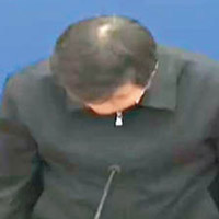 天津副市長孫文魁就事故鞠躬道歉。（電視畫面）