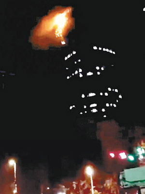 大廈卅八樓和卅九樓半夜起火。（互聯網圖片）