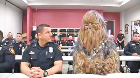 德州沃思堡警方找來朱兒（右），客串歡迎新入職警員的短片。（互聯網圖片）