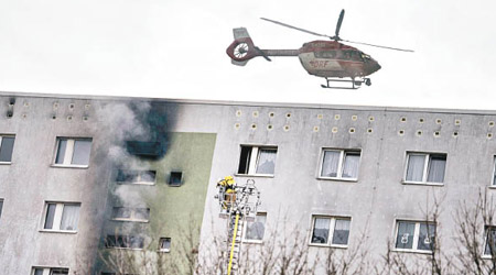 當局的直升機在柏林起火現場視察。（美聯社圖片）