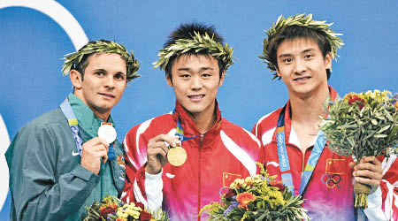 田亮（右）因得罪國家跳水隊某領導而被針對。圖為他當年在雅典奧運中奪銅牌。（資料圖片）