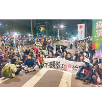 大批示威者靜坐抗議。（互聯網圖片）