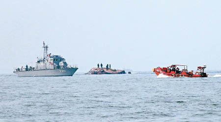 南韓曾派員營救漁船。（美聯社圖片）
