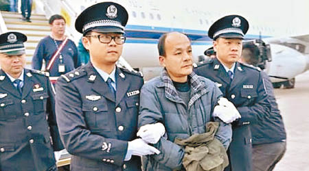 周驥陽（右二）被警方押回國。（互聯網圖片）