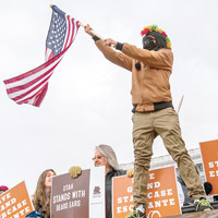 環保分子和原住民在舉標語揮旗幟示威。（美聯社圖片）
