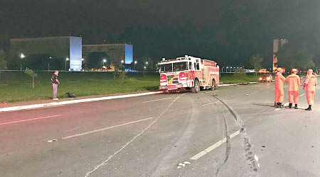 消防車最終失控剷上壆停下。（互聯網圖片）